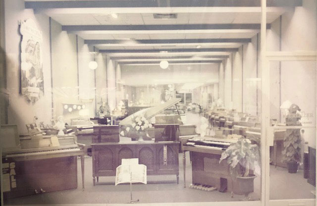 Pheasant Lane Mall opening, 1981